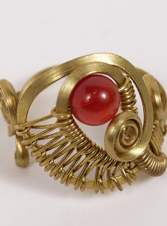 Anillo alambrismo ajustable con una cornalina