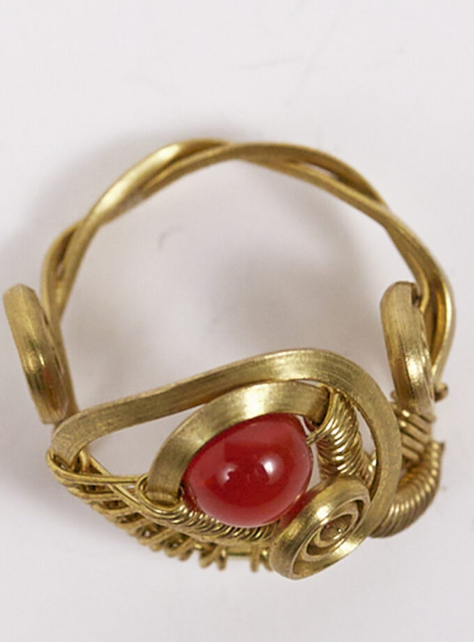 Anillo alambrismo ajustable con una cornalina