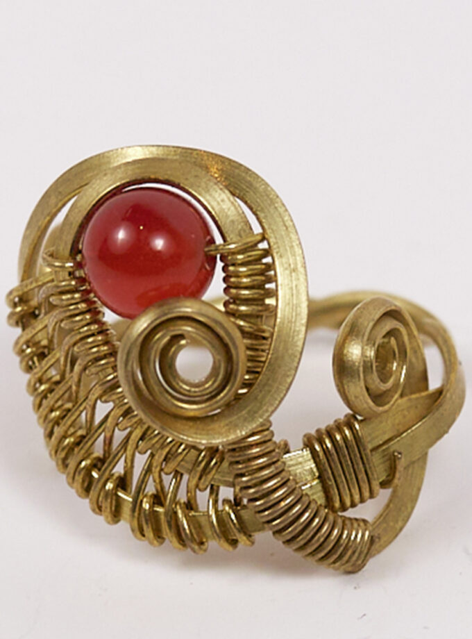 Anillo alambrismo ajustable con una cornalina