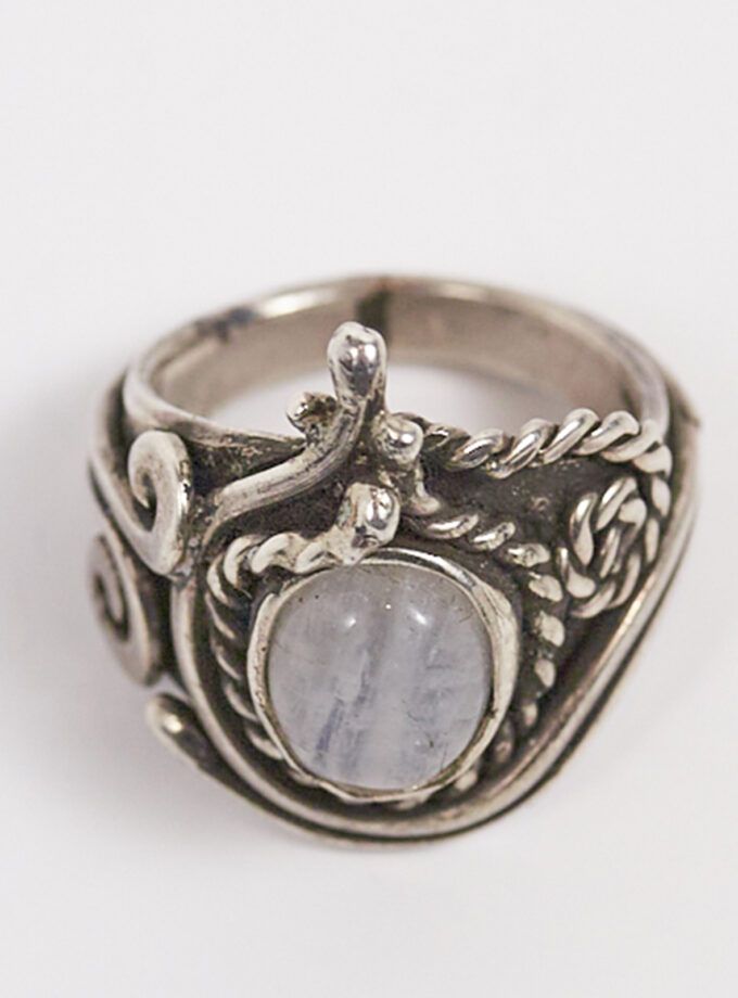 Anillo étnico con piedra luna