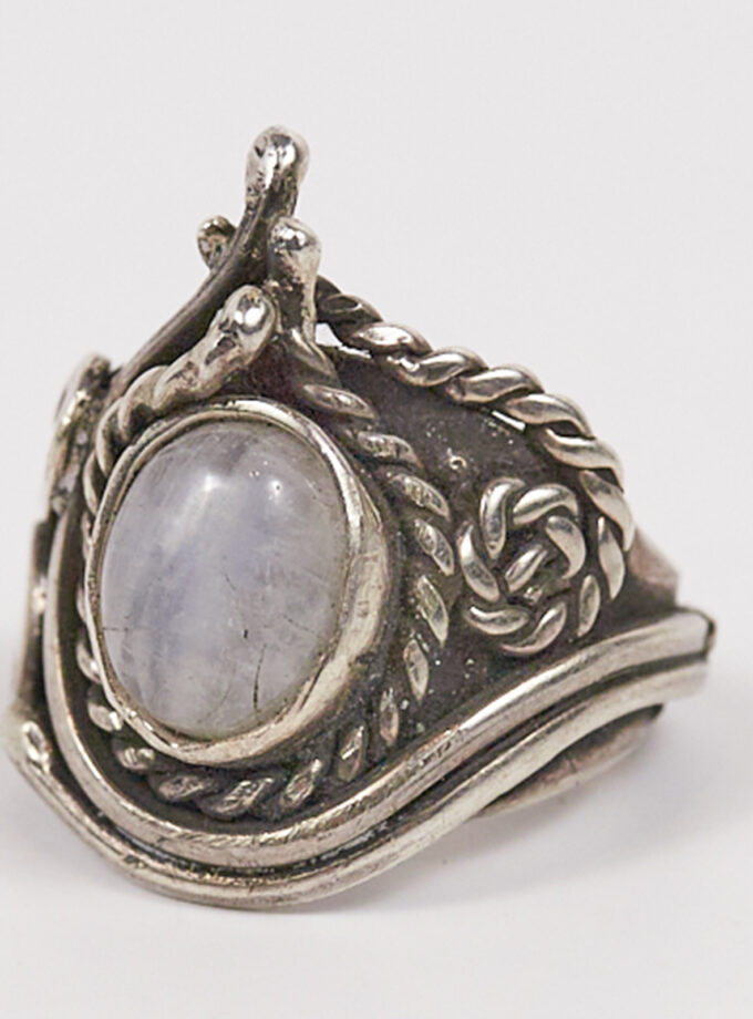 Anillo étnico con piedra luna