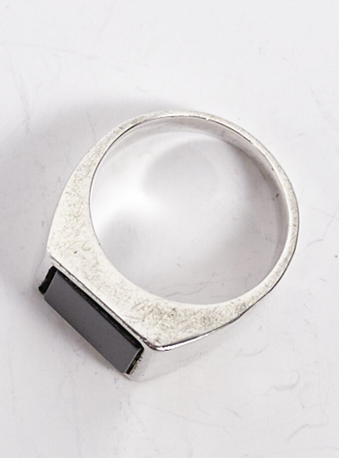 Sello cuadrado con piedra