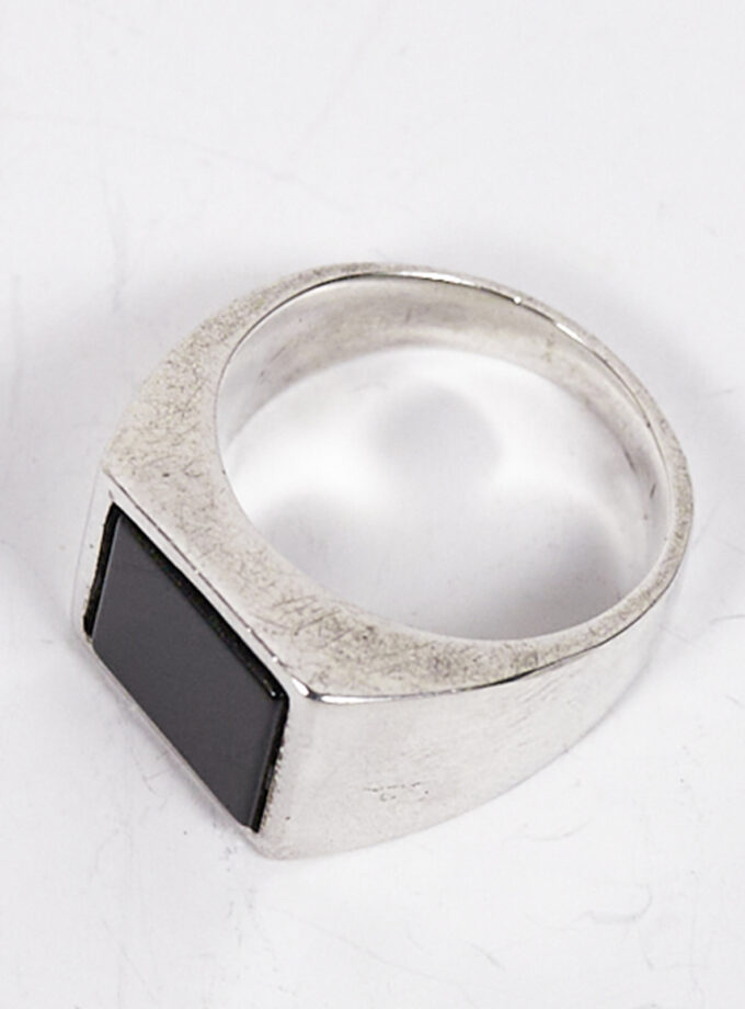 Sello cuadrado con piedra