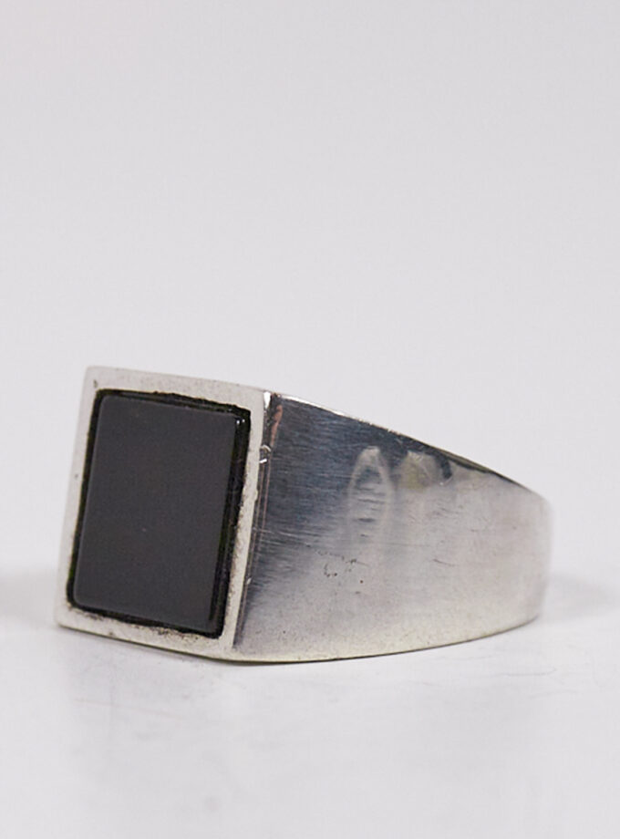 Sello cuadrado con piedra